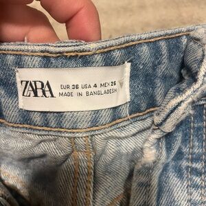 Zara Distressed Straight Leg Jeans Light Wash Raw Hem Women’s Size 4